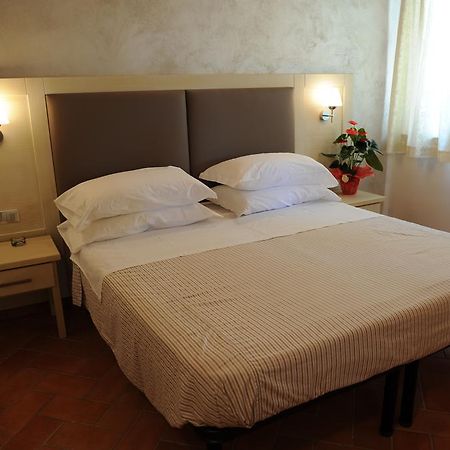 Super Relais Stella Hotel ซินญา ภายนอก รูปภาพ