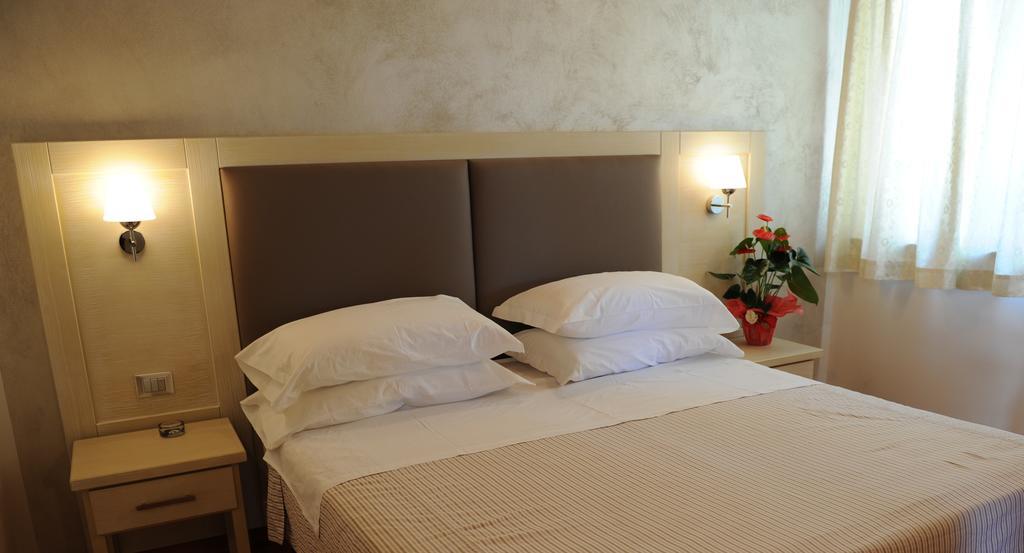 Super Relais Stella Hotel ซินญา ห้อง รูปภาพ