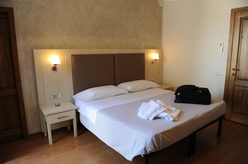 Super Relais Stella Hotel ซินญา ภายนอก รูปภาพ